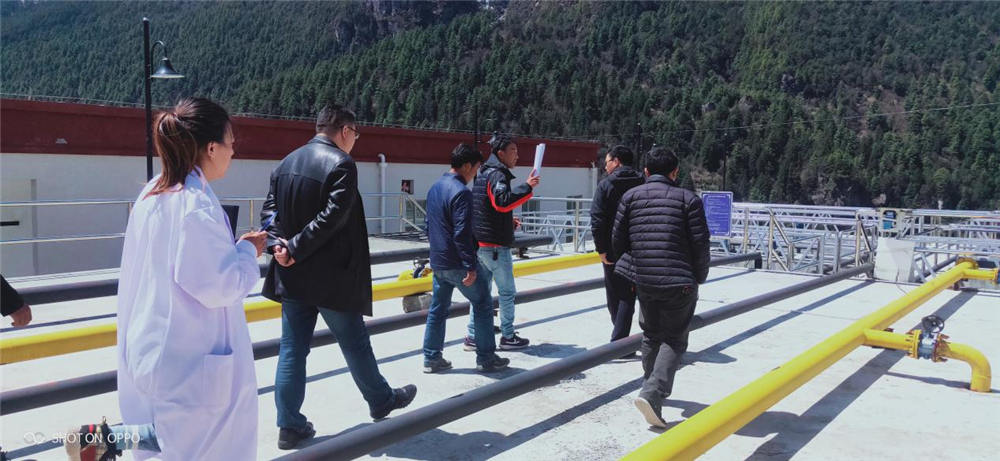 日喀則市政協(xié)副主席帶隊的工作組在吉隆縣副縣長格縣與住建局局長強局的陪同下到吉隆鎮(zhèn)污水處理廠進(jìn)行檢查工作